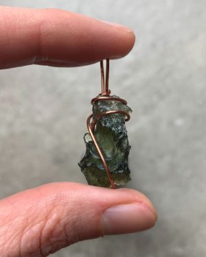 deep green mysterious moldavite in copper wire pendant handcrafted (3.32 grams)1.main